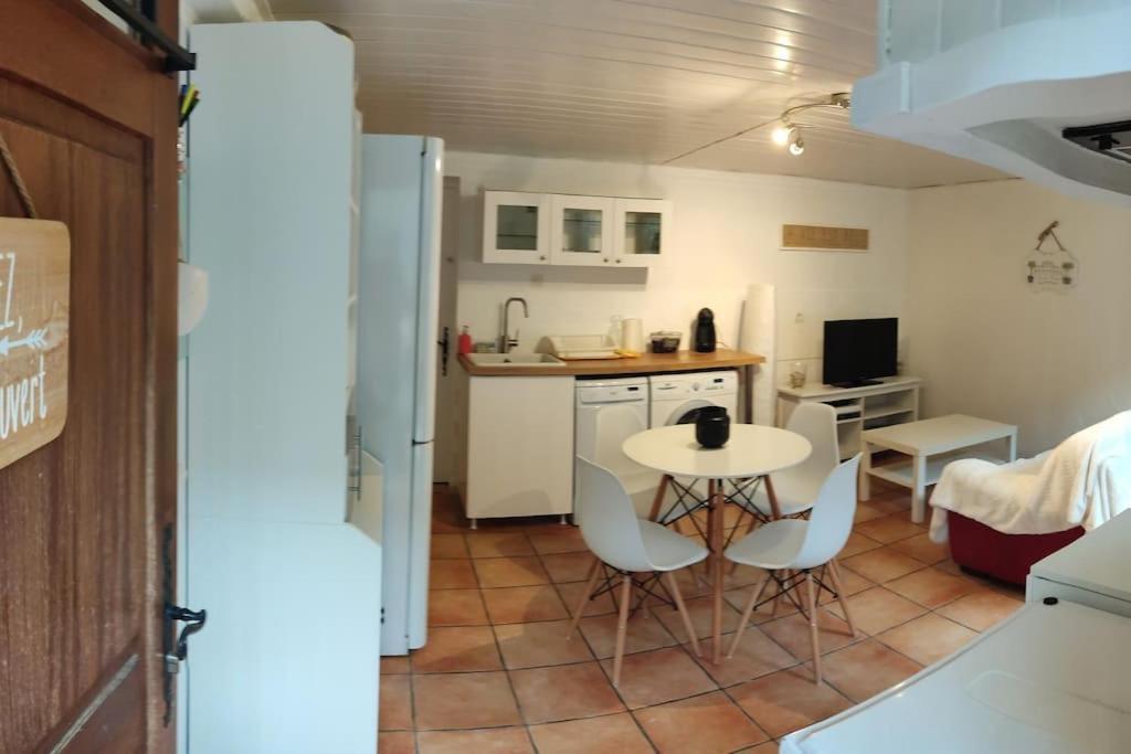 Appartement En Rez De Jardin Et Terrasse Ds Villa 히에레 외부 사진