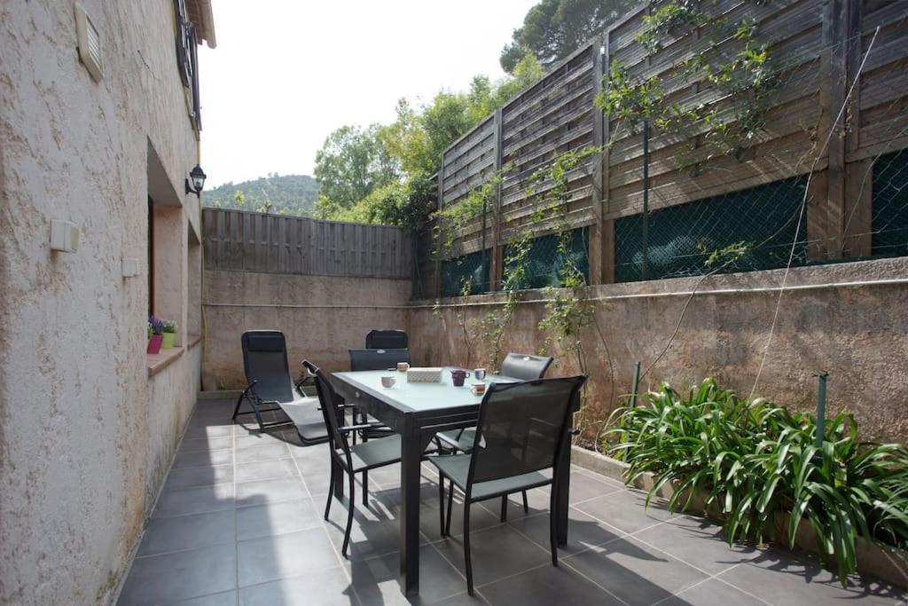 Appartement En Rez De Jardin Et Terrasse Ds Villa 히에레 외부 사진